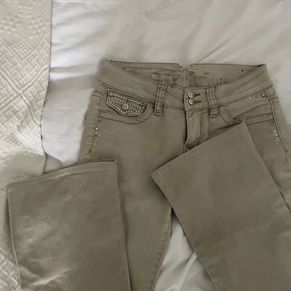 SNYGGASTE jeansen som tyvärr var lite korta på mig 🥹 coolaste detaljerna både fram och bak. De är beigegråa ifrån ett märke som heter Duty Free. Jeans & Byxor.