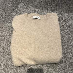 En super fin cashmere tröja från A days march ⌛️skick 10/10⌛️storlek M⌛️Nypris 1800kr⌛️100% cashmere