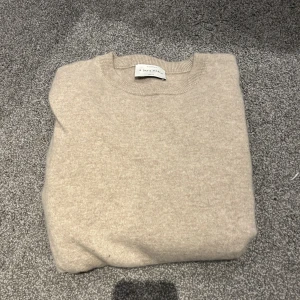 Cashmere tröja - En super fin cashmere tröja från A days march ⌛️skick 10/10⌛️storlek M⌛️Nypris 1800kr⌛️100% cashmere
