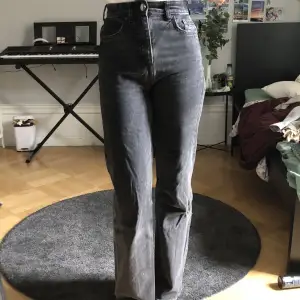 Svarta jeans från Pull&Bear! Säljer dessa då de är för små. Relativt använda men bra skick! Långa, går ända ned på mig som är 173 cm!💞Skriv privat för fler bilder🥰