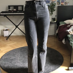 Svarta jeans - Svarta jeans från Pull&Bear! Säljer dessa då de är för små. Relativt använda men bra skick! Långa, går ända ned på mig som är 173 cm!💞Skriv privat för fler bilder🥰