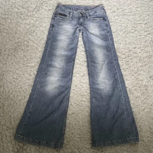 Jeans - Supersnygga lågmidjade bootcut jeans💘Köpte de precis från plick därav lånade bilder men det är bara att skriva för egna!!