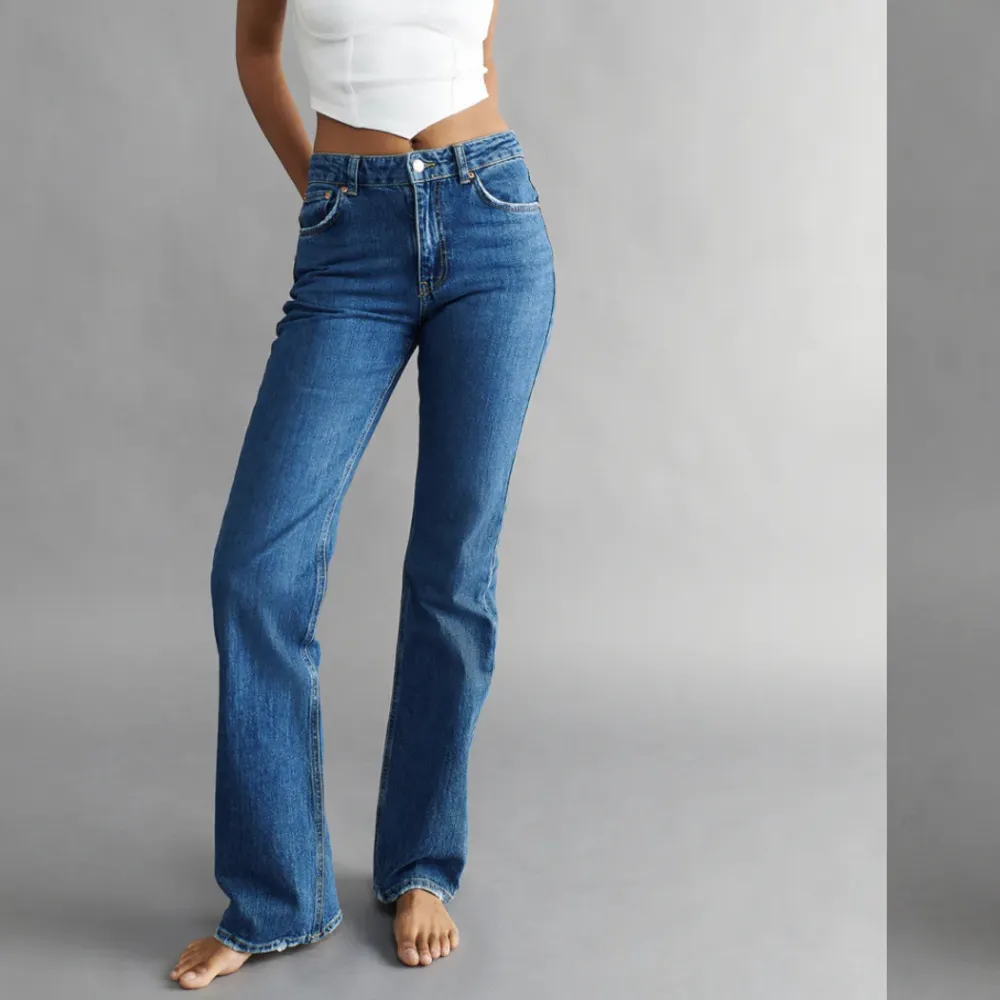 Ett par jätte trendiga jeans från Gina! Har ett litet hål i bakfickan av byxorna vilket gör såklart att jag sänker priset rejält då de kostade 500 nya! Men annars ett par riktigt snygga jeans i storlek 34 från Gina tricot! (Den första bilden e inte min)❤️. Jeans & Byxor.