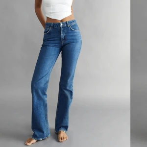 Snygga flare jeans från Gina! - Ett par jätte trendiga jeans från Gina! Har ett litet hål i bakfickan av byxorna vilket gör såklart att jag sänker priset rejält då de kostade 500 nya! Men annars ett par riktigt snygga jeans i storlek 34 från Gina tricot! (Den första bilden e inte min)❤️