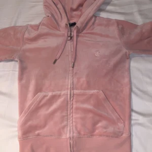 Juicy kofta - Säljer min ljusrosa juicy kofta då koftan va för liten och retur tiden hade gått ut.