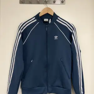 Adidas träningsjacka med zip storlek S ( blågrå)