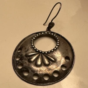 Ett vintage silverörhänge - Fint vintage örhänge i 925 Sterling Silver, troligtvis från 60-talet eller 70-talet 🩶Har tyvärr bara ett, men det funkar ju superbra ändå om en mixar lite 🌸