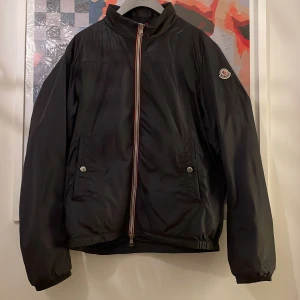 Moncler Windbreaker - Tja! Säljer min Moncler Portnuef Giubbotto Windbreaker då den inte kommer mycket till användning. Jackan är size 4 och och i bra skick.    Tveka inte höra av dig vid frågor.  Mvh