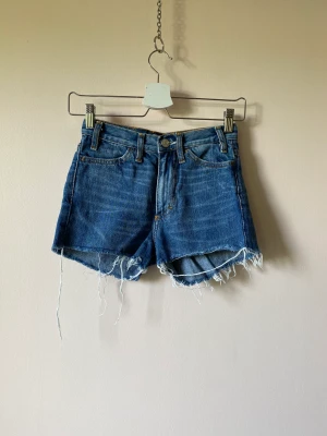 Acne Studios blå jeans shorts  - Acne Studios blå jeans shorts   Avklippta jeans   Köpta avklippta på Acne Studios Outlet   Storlek 25  Använd men i toppen skick 