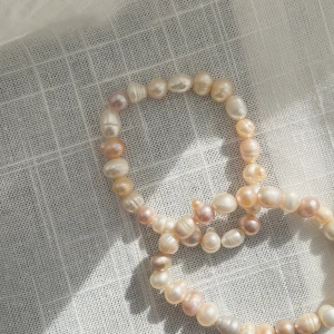 Sötvattenspärlarmband - Armband gjort av sötvattenspärlor 🤍