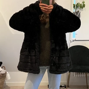 Svart pälsjacka - Snygg svart pälsjacka i nyskick, inga defekter alls. Person på bild bär vanligtvis storlek xs/s!!