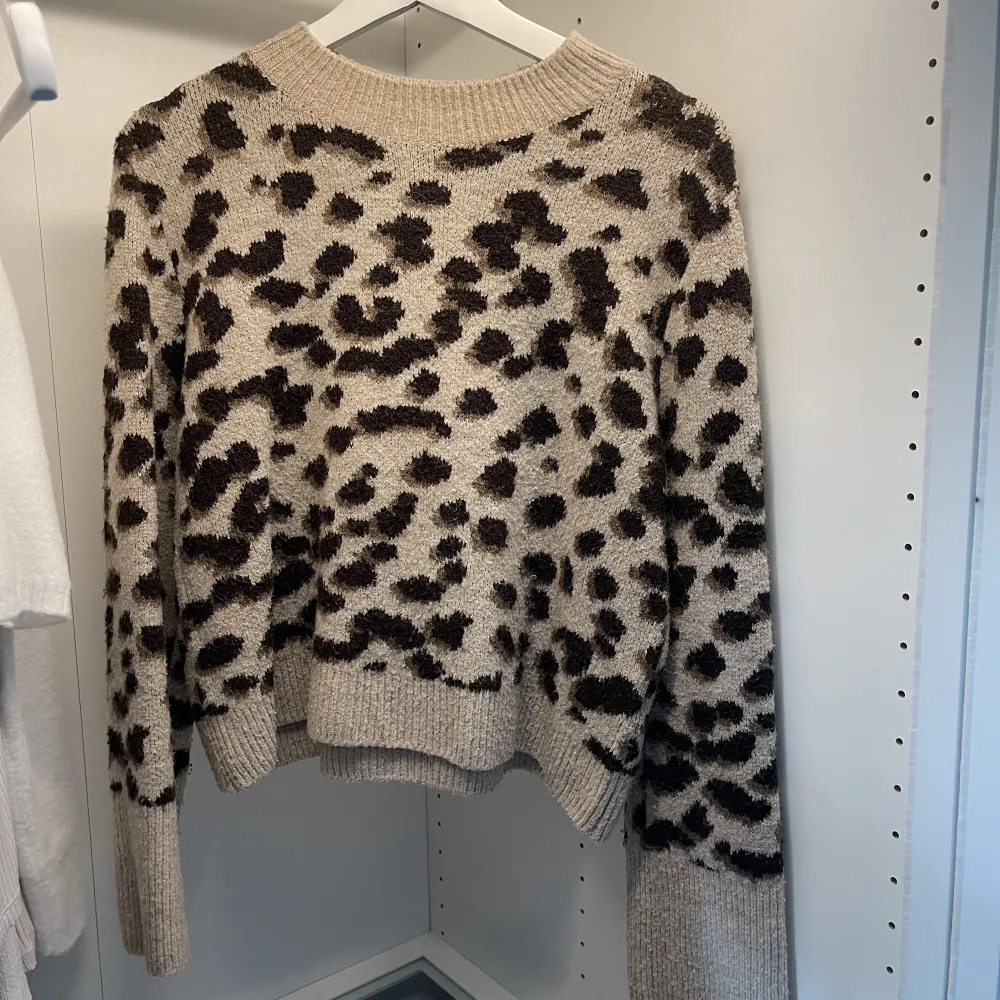 Stickad leopard mönstrad tröja från H&M. Strl xs/s💕 super skön och mjuk i materialet och inte nopprig. Perfekt nu till hösten👌🏼🍂320kr+frakt🙌🏼 skriv vid funderingar/frågor❣️❣️. Stickat.