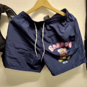 Borrw streetwear  - Hej? Bilderna är kanska slarvig tagen. Skick är bättre var det ser ut på foton. Använder dem mesta av de är knappast används önska du mer bilder ,,det bara pm