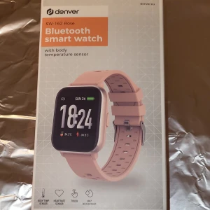 Bluetooth klocka - Oanvänd, dottern köpte men använde aldrig, har inte tagit den ur förpackningen och vet inte hur den funkar. Kom gärna med prisförslag, är öppen för de mesta