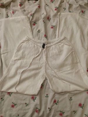 Lågmidjade linnebyxor  - Vita linnebyxor som sitter jättefint lågmidjade. Aldrig använda dom är för korta på mig så dom har bara legat i garderoben. Tar enbart emot Swish för tillfället för bank id funkar inte!! Kontakta för mer info💕💕