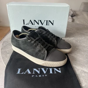 Lanvin Skor  - Hej, Jag säljer nu mina Lanvin skor då dem inte rikigt var min typ. Skick 8/10 lite smutsiga på undersidan men annars fina:) Dustbag och box medföljer (ej skoblock). Hör av er vid minsta lilla fråga😊