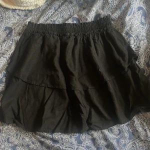 Volangkjol - Säljer en volangkjol i storlek s, oanvänd 