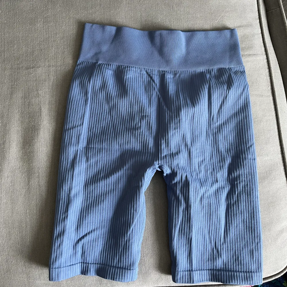Tränings shorts från Hm i finaste blåa färgen, aldrig använda då dom inte riktigt passar mig. Shorts.