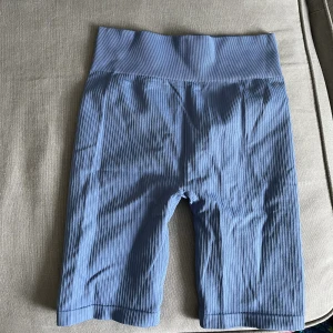 Träningsshorts  - Tränings shorts från Hm i finaste blåa färgen, aldrig använda då dom inte riktigt passar mig