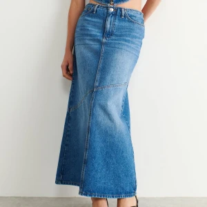 Lågmidjad jeanskjol - Från Gina i strl 36. Klippt en slits som går i sömnen där fram, förändrar ej hur den ser ut, gör endast att man kan gå i den :) lågmidjad & skitsnygg!