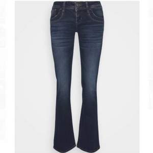 Säljer mina mörkblåa ltb jeans i modellen valerie! Toppenskick i storlek 27/34❣️
