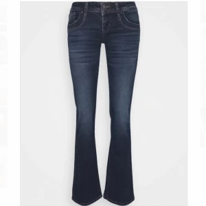 Ltb jeans! - Säljer mina mörkblåa ltb jeans i modellen valerie! Toppenskick i storlek 27/34❣️