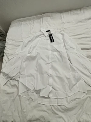 Skjorta - Helt ny oanvänd vit skjorta från Bohoo.