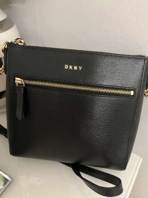 Dkny väska - Praktisk svart Dkny väska, använd några få gånger och har inga skador.