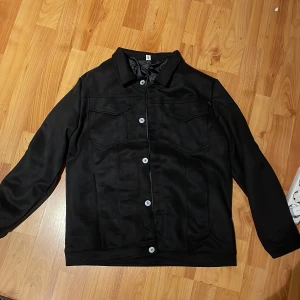 Mocka Jacka/ Overshirt - Jacka i mocka, okänt märke, aldrig använd. Okänd storlek, blev beställt i M men passar förmodligen XS