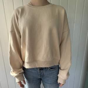 En varm beige sweatshirt/crewneck som är helt ny!!! Croppad vibe :)