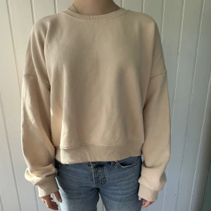 Sweatshirt  - En varm beige sweatshirt/crewneck som är helt ny!!! Croppad vibe :)