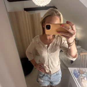 Trekvartsärmad kofta - Säljer denna söta trekvartsärmade kofta