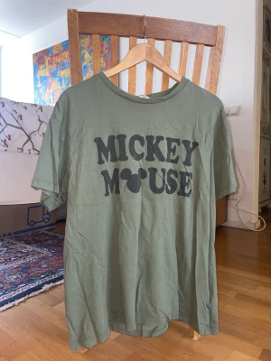 Mickey Mouse t-shirt  - Oversized grön t shirt med micken mousse tryck
