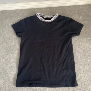 Les coyoutes de Paris tröja! - Jätte söt tröja med vit krage och svart text!💓