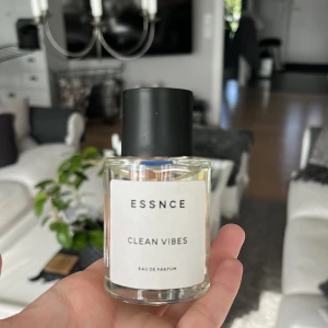 Perfym från Essnce🩷 - Endast sprayat 1 gång då doften inte riktigt passar mig! En fräsch parfym med beskrivningen: ”Om du letar efter en doft som fångar essensen av en ren, tidlös och elegant aura, behöver du inte leta längre - parfymen kommer att få dig utstråla subtil lyx!” 