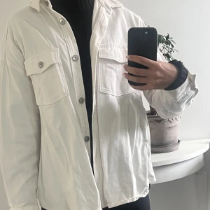 tunn jeansjacka från H&M - tunn lite längre jeansjacka från HM i storlek xs, är i ett gott skick🥰