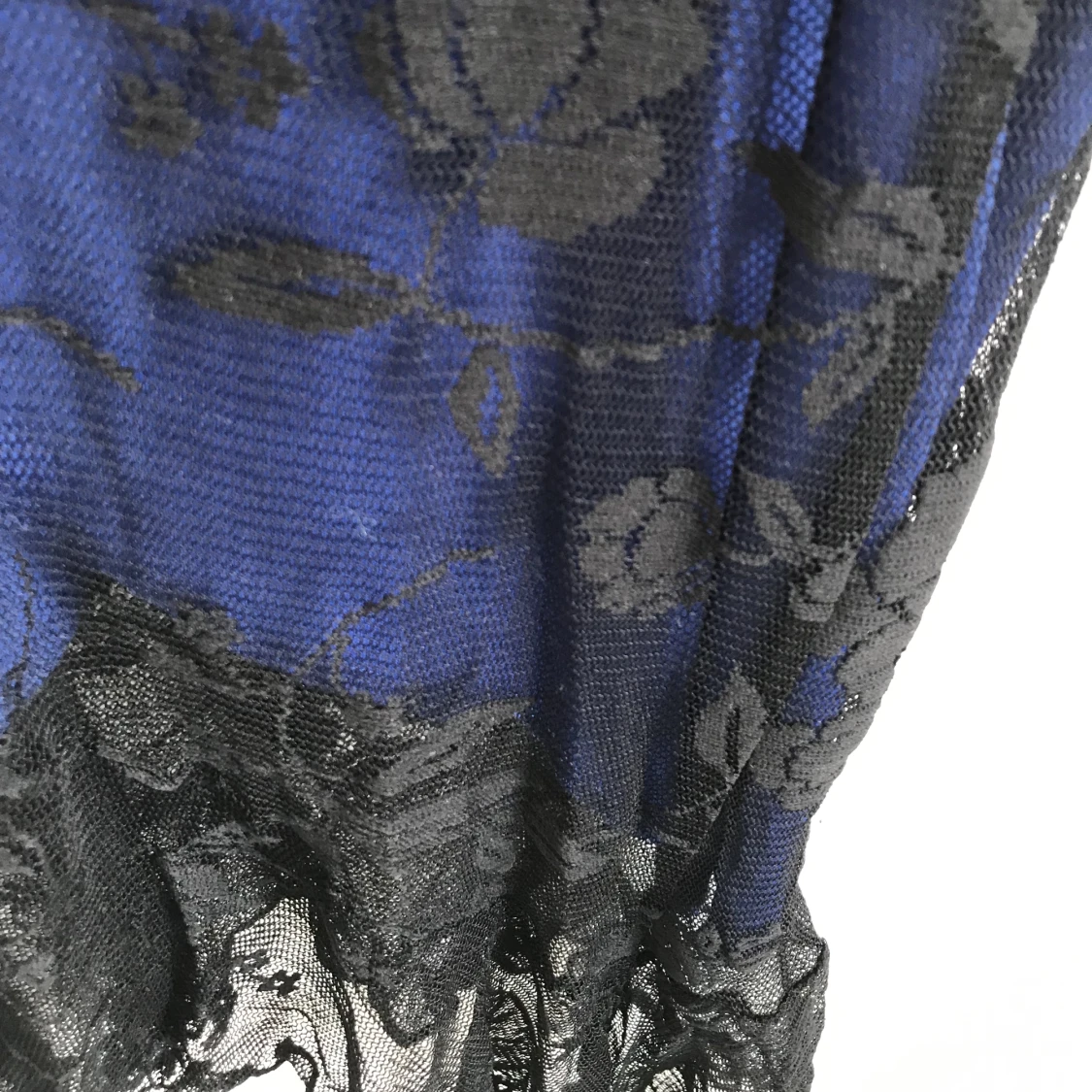 Mörkblå klänning med svart spets - 91