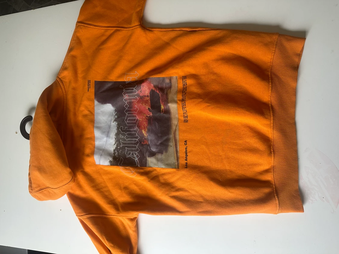 Huvtröja med tryck på ryggen