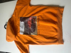 Huvtröja med tryck på ryggen  - Huvtröja med tryck 