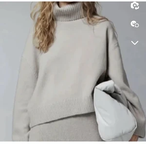 Stickad tröja  - Super fin och skön stickad tröja från hm, säljer denna färgen OCH en likadan i vit. Den vita är använd fåtal gånger 💗