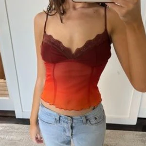 Röd top - Söt liten röd top som liknar den från iamgia. Köpt i usa, knappt använd som ny. Frakt tillkommer 