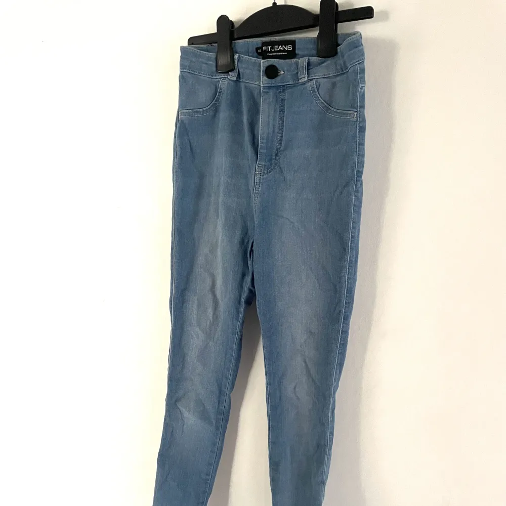 Fitjeans modell contour v2 i storlek xs. Använda fåtal gånger.. Jeans & Byxor.