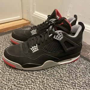 Air jordan 4 bred  - lätt använda jordan jag köpte 2019 då jag stod och väntade utanför footlocker en hel natt för att de skulle släppas. Har inget kvitto eftersom det var 4 år sedan men har bilder ifrån när jag stod och väntade utanför gallerian. 