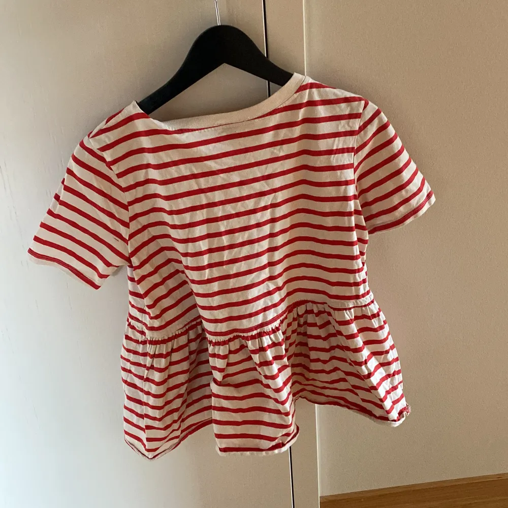 Har tröttnat lite på den för att jag har haft den så mycket, den är i bra skick och säljs inte på zaras hemsida längre❤️. T-paidat.
