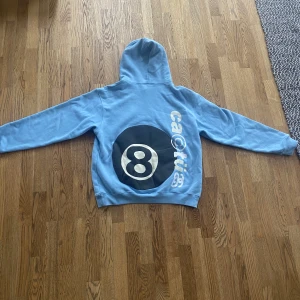 Stussy hoodie - Riktigt fet cpfm x stussy hoodie, säljs då den tyvärr inte passar. Pris på stockX är 393 USD. Knappt använd och är i väldigt bra skick.Pris kan diskuteras, kan ta lägre pris vid snabb och smidig affär😁