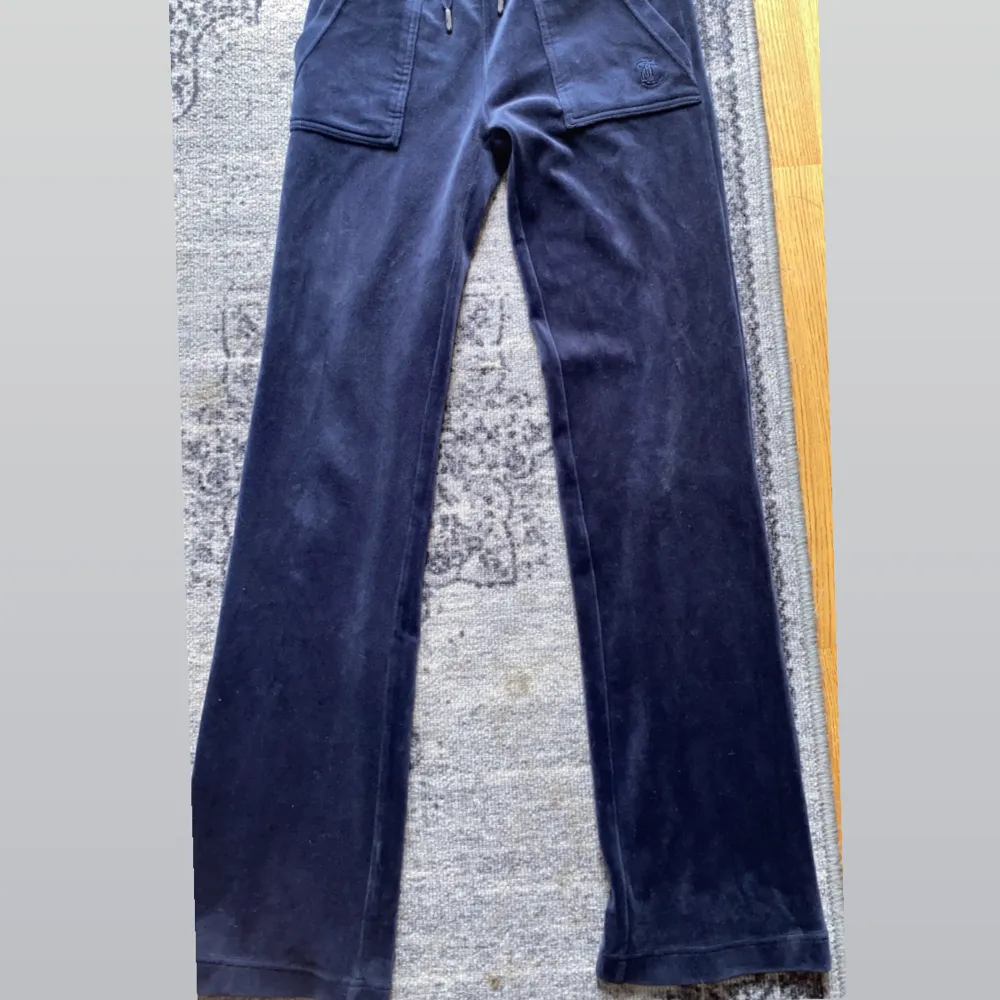 Marinblåa juicy byxor som är i nyskick! Tryck inte på köp nu!. Jeans & Byxor.