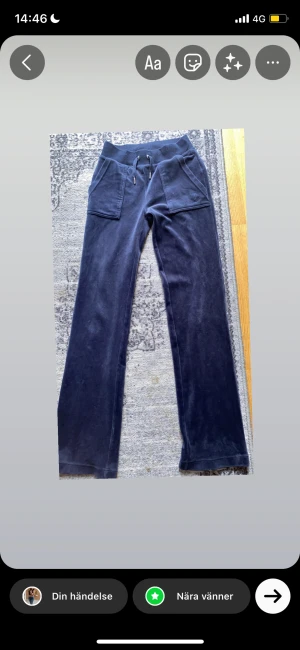 Juicy byxor - Marinblåa juicy byxor som är i nyskick! Tryck inte på köp nu!