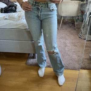 Jättefina jeans från Gina!! Knappt använda . Skriv för fler bilder 💕