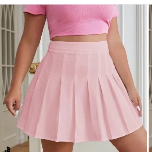 Rosa kjol  - Säljer min rosa kjol som kan användas till tennis/paddel. Sjukt snygg i storlek M❤️ Den är från Shien. Skriv om du vill köpa