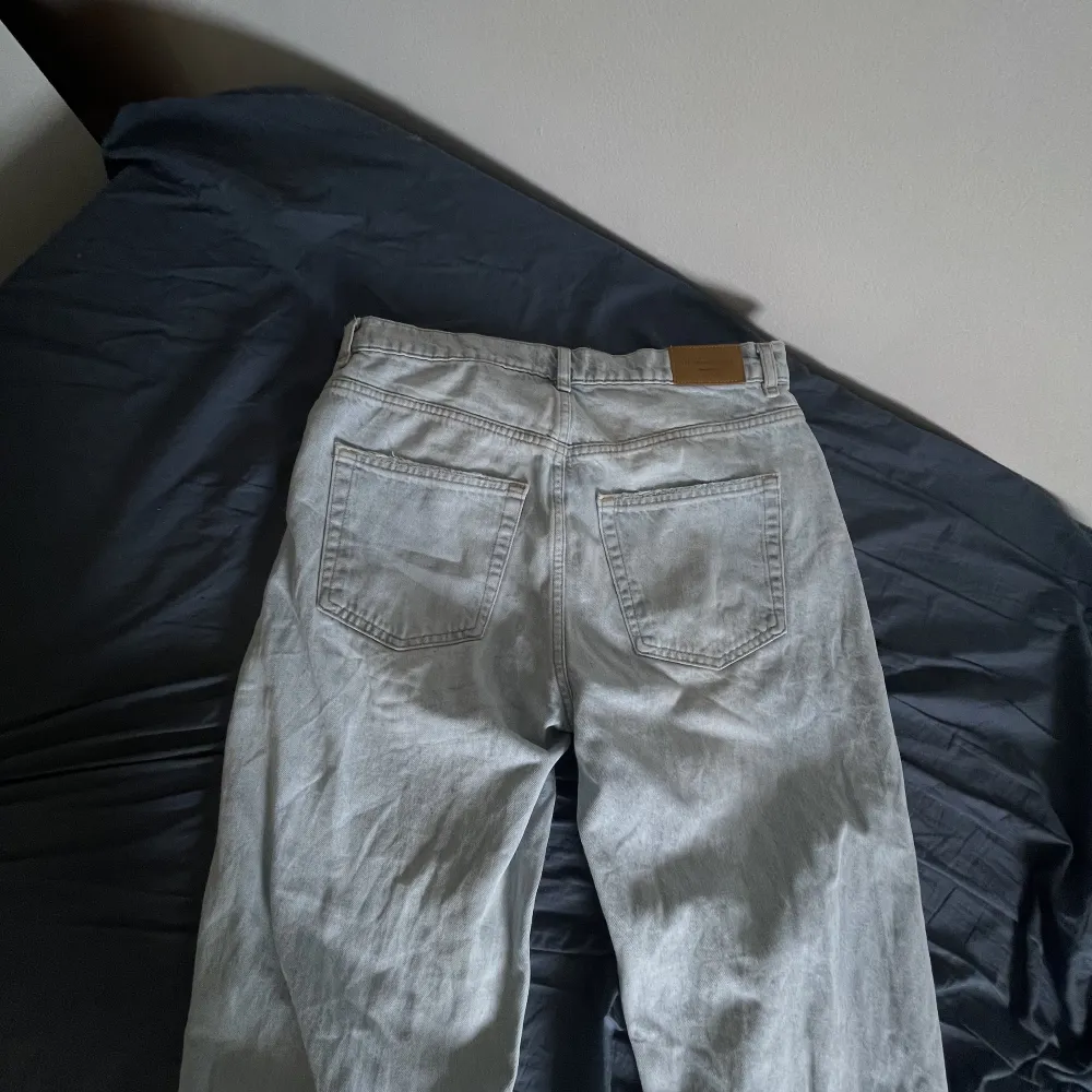 Säljer dessa snygga jeans knappt andvända(köparen står för frakt)💓. Jeans & Byxor.